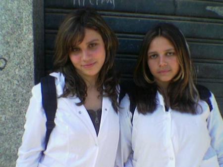 2 sisters